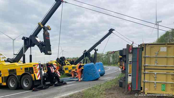 Vrachtwagen met laminaat kantelt op A16, afslag bij Zonzeel nog uren dicht