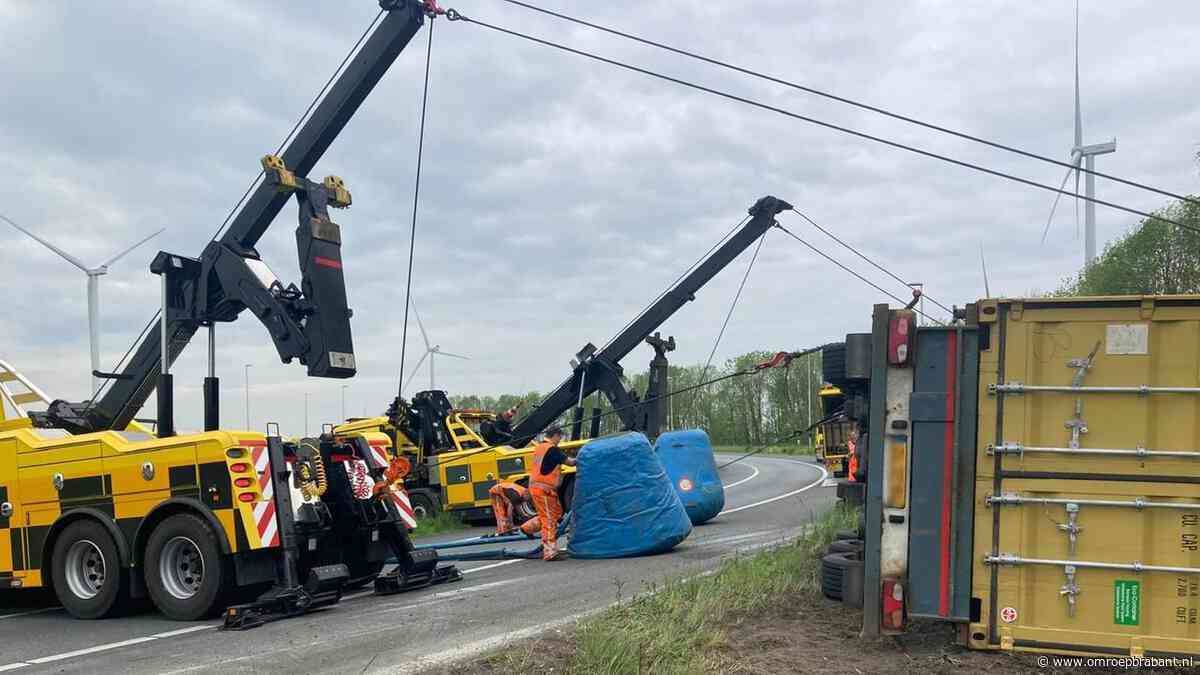 Vrachtwagen met laminaat kantelt op A16, afslag bij Zonzeel nog uren dicht