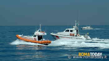 Fiumicino, affonda una barca: tam tam per salvare tre persone