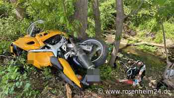 Unfall bei Ramerberg - Motorradfahrer prallt gegen Baum: mittelschwer verletzt
