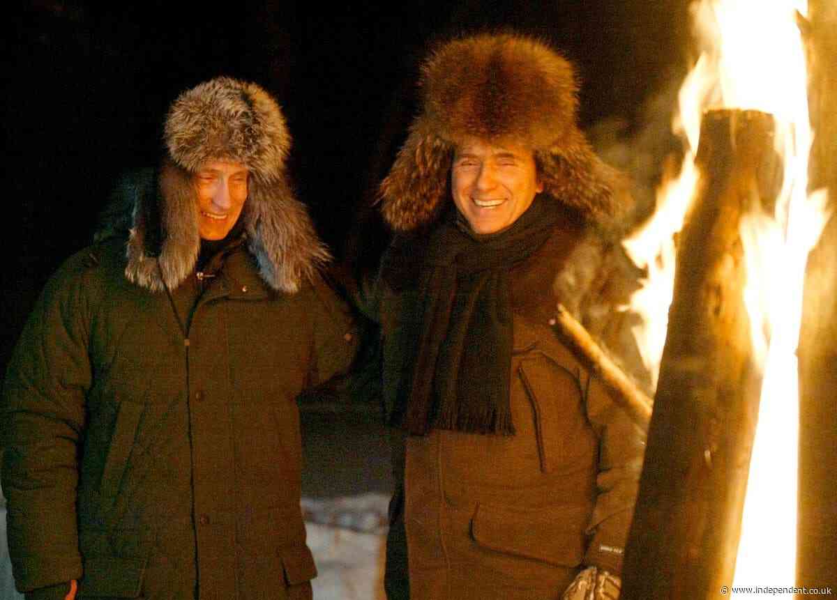 Putin cut out deer’s heart and gave it to Silvio Berlusconi on hunting trip