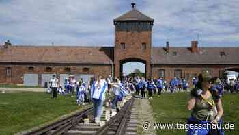 "Marsch der Lebenden" in Auschwitz erinnert an Holocaust-Opfer