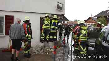 Unfall bei Engstelle in Böbing: Bulldog fährt Wohnhaus an