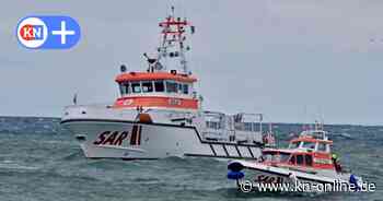 Seenotretter und Marine retten gestürzten Segler vor Bülk 