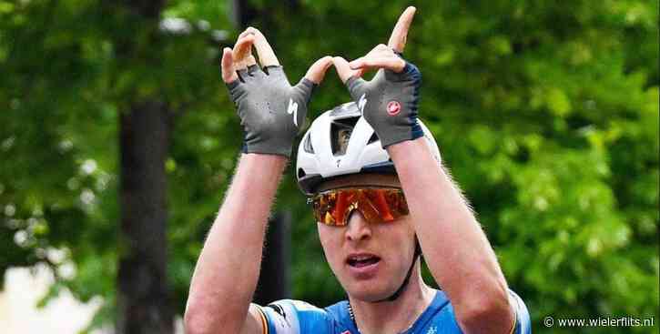 Giro 2024: Tim Merlier eert met zegegebaar Wouter Weylandt