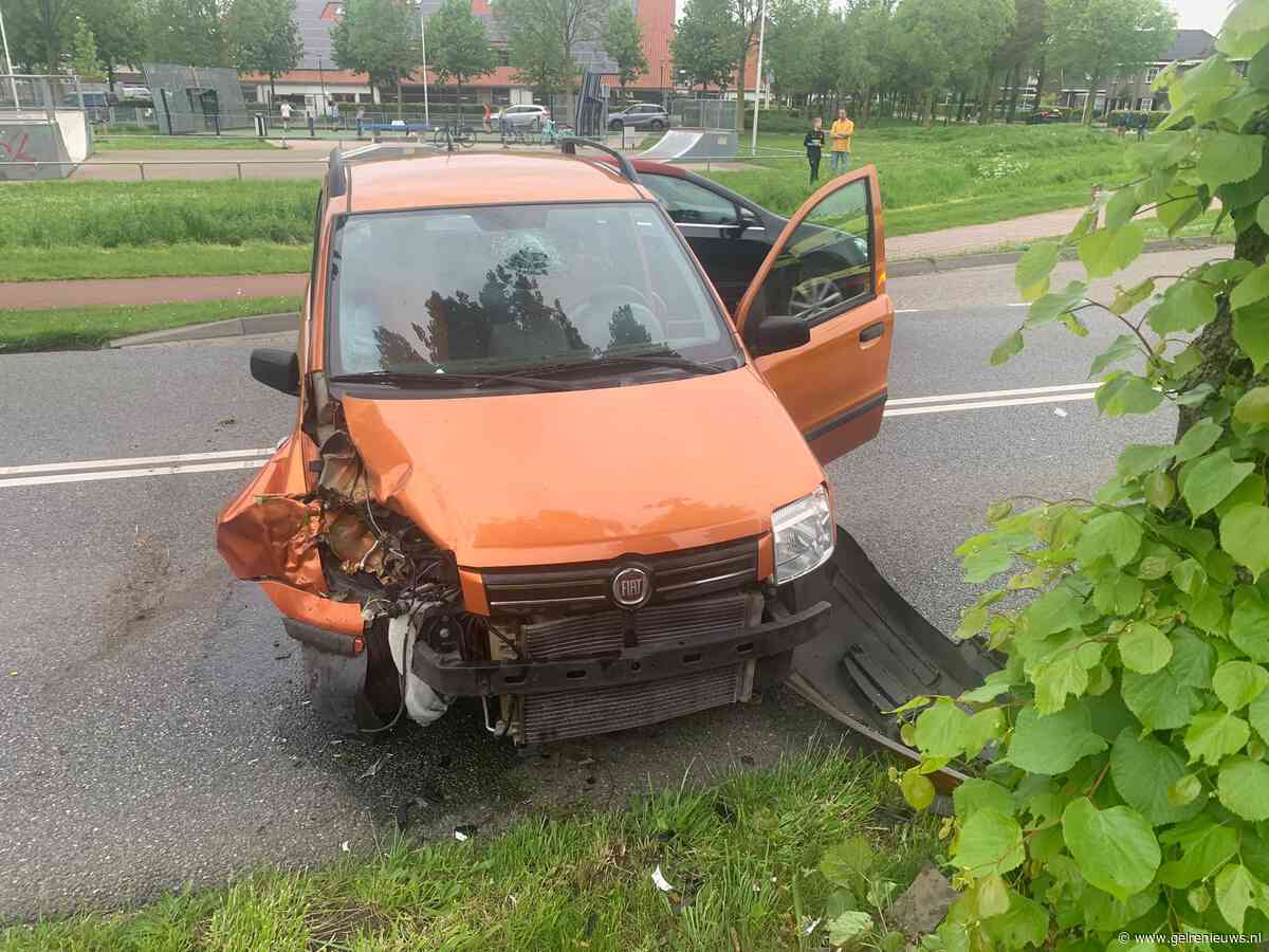 Automobilist botst tegen boom in Bemmel