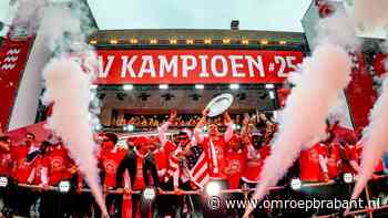 PSV-spelers tonen kampioensschaal aan uitzinnige supporters