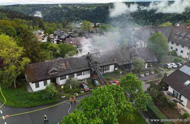 KFV-CW: Dachstuhlbrand in Bad Liebenzell-Monakam Feuerwehren bekämpfen Flammen in asbesthaltiger Bausubstanz