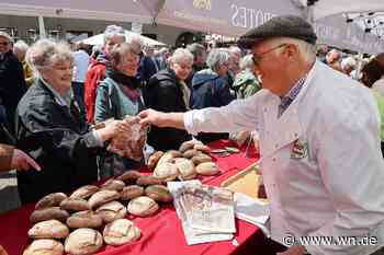 Bäcker verschenken Brot auf dem Kirchplatz