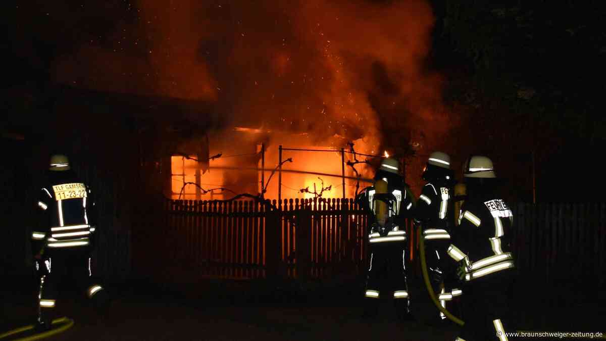 Gartenhaus in Flammen – Feuerwehr rückt nach Gifhorn aus