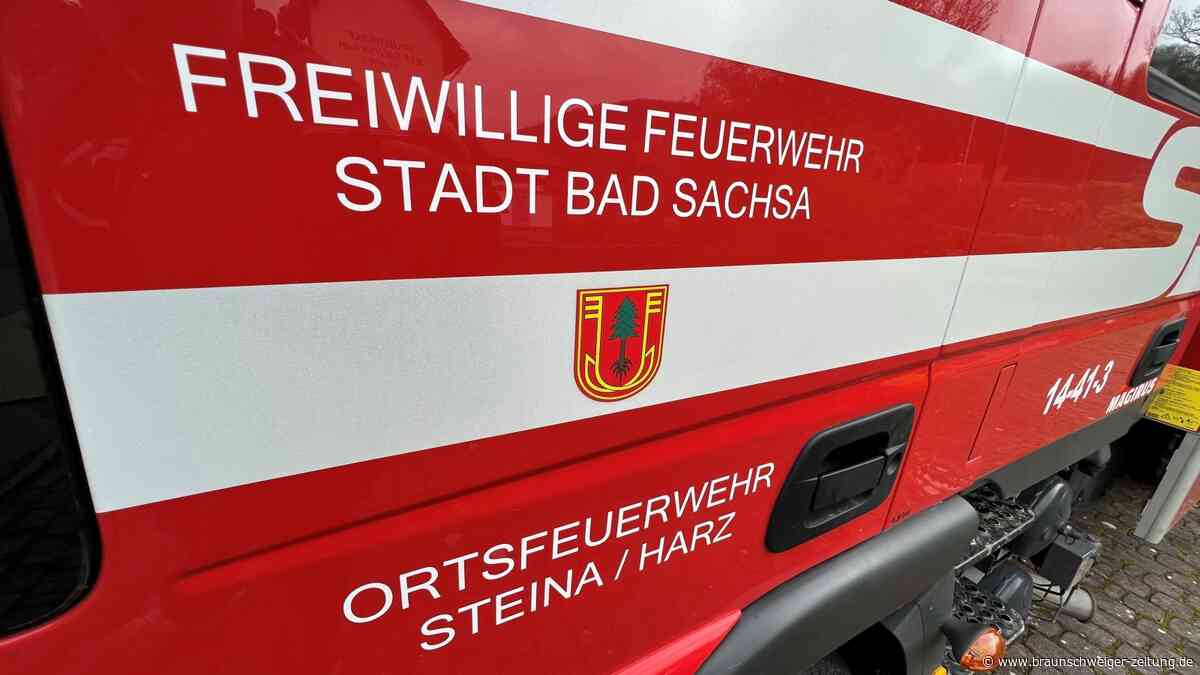 Auto brennt bei Bad Sachsa: Besitzer und Feuerwehr löschen