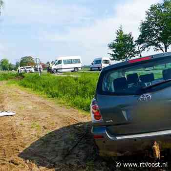 112 Nieuws: taxibus en auto botsen bij Haaksbergen, N739 deels afgesloten