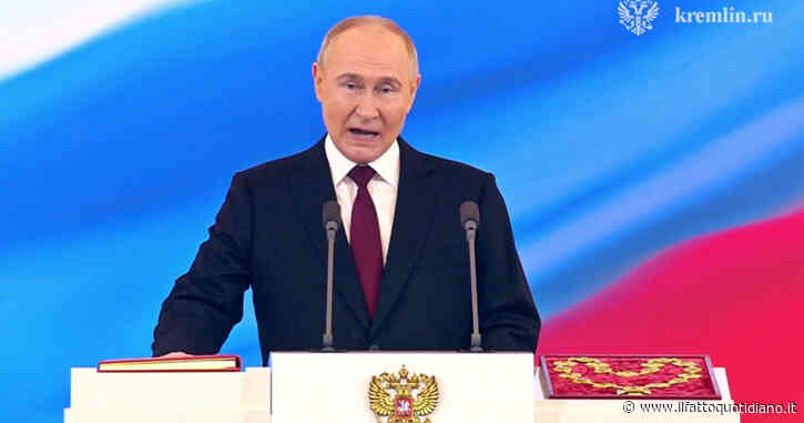 Vladimir Putin giura sulla Costituzione russa al Cremlino per il suo quinto mandato: il video della cerimonia