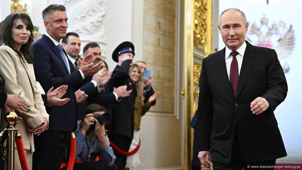 Putin liefert pompöses Spektakel – mit Überraschungsgast