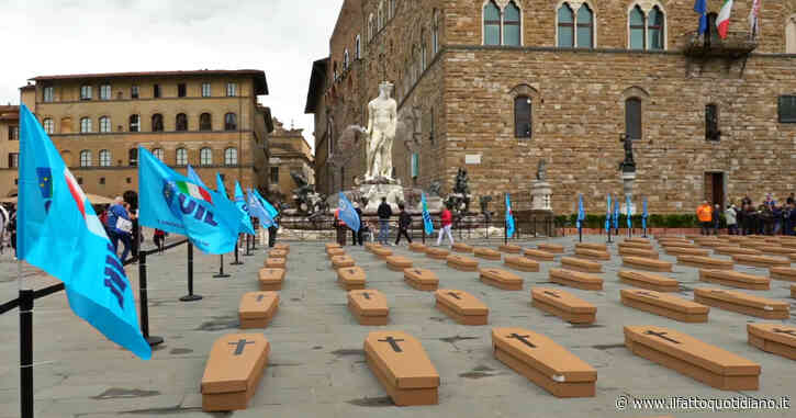 Morti sul lavoro, 200 bare in piazza della Signoria a Firenze. La mamma di Luana D’Orazio: “Film a puntate senza fine”
