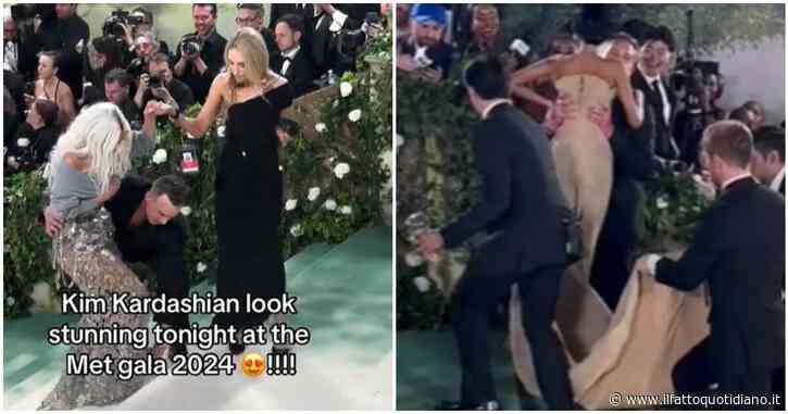Met Gala 2024, la star con l’abito di sabbia non riesce a salire i gradini e viene sollevata da 4 persone. Anche Kim Kardashian incespica – VIDEO