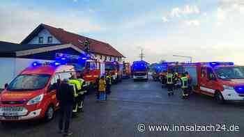 Blaulicht-Korso: Sieben Feuerwehren nehmen in Neumarkt neue Drehleiter in Empfang