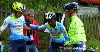 LIVE Giro d’Italia | Valpartijen in natte afdaling, Biniam Girmay stapt af