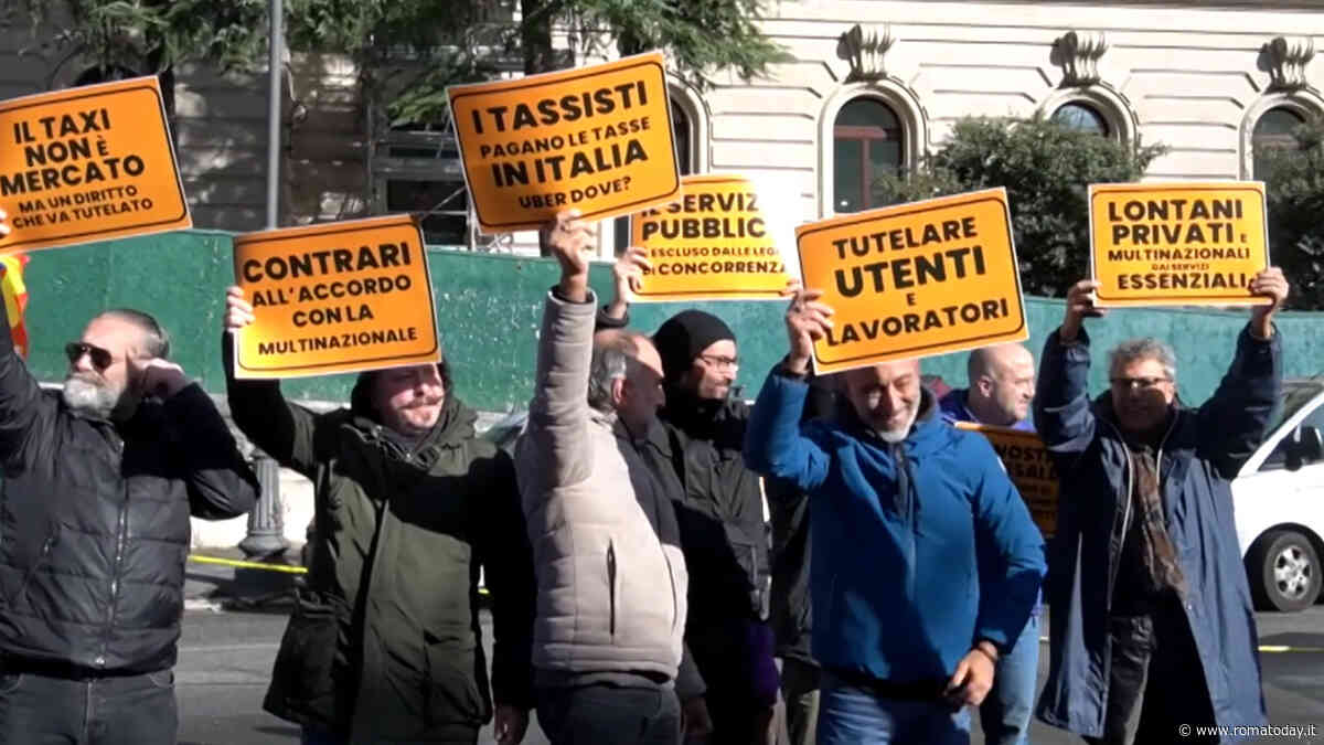 Tassisti contro Uber, le auto bianche in presidio a Roma sotto la sede del ministero del Made in Italy