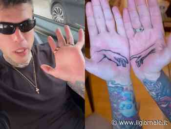 Fedez si tatua i palmi delle mani, il significato del tatuaggio