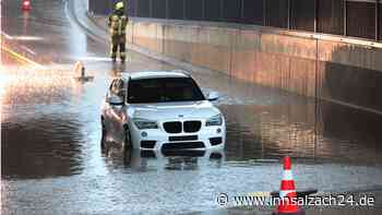 Ahnungslos in den Totalschaden? Überflutete Unterführung – wieder bleibt ein Auto stecken