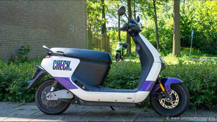 Almere - Actiegroep: 'Teveel deelscooters van Check op straat in Almere'