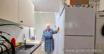 Trijntje (85) maakt weinig kans op seniorenwoning en doucht daarom in de bijkeuken: ‘Durf de trap niet op’