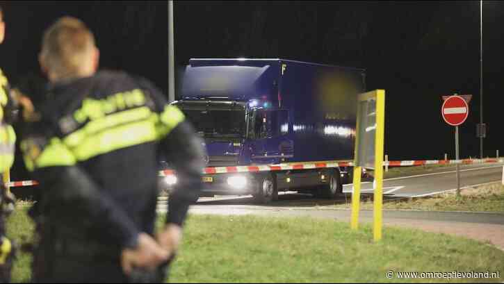 Almere - 44 kilo crystal meth en duizenden liters chemicalien in vrachtwagen die van de A6 werd geplukt
