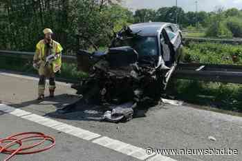 Auto knalt tegen vangrail op E313 in Lummen: twintiger in levensgevaar