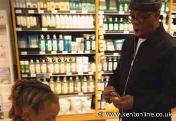 Football icon encourages shoppers to ‘get swapping’ in Kent store visit for new TV ad