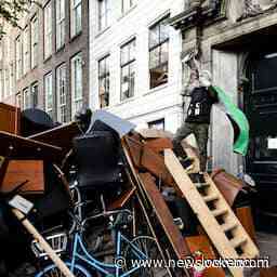 Pro-Palestijnse demonstranten bouwen barricade bij pand universiteit Amsterdam