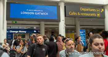 Chaos en lange rijen op Britse vliegvelden door grote ict-storing in paspoortcontrolesysteem