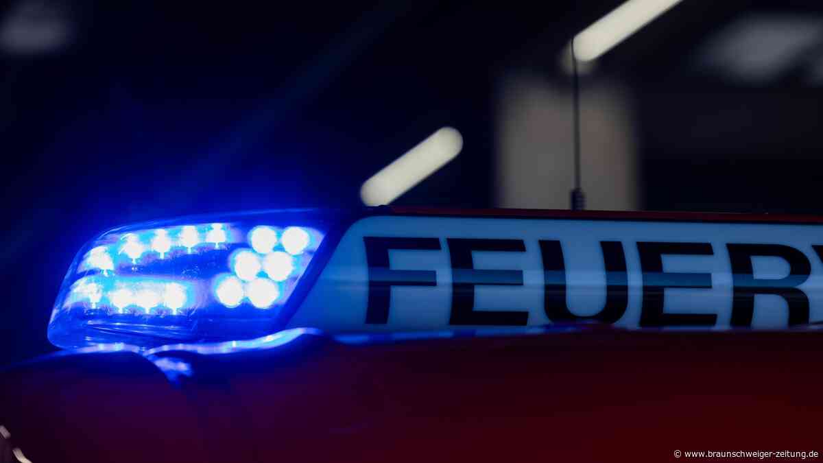 Eingeklemmt nach Kollision: Zwei Verletzte in Wolfenbüttel