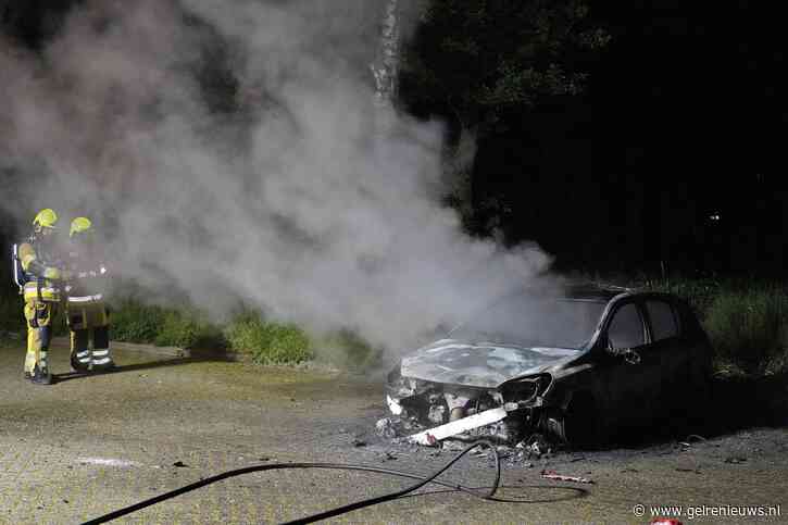Auto uitgebrand op verlaten parkeerplaats, politie onderzoekt brandstichting