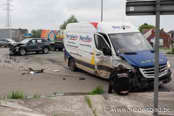 Auto en bestelwagen botsen op de R4: ongeval verstoort ochtendspits