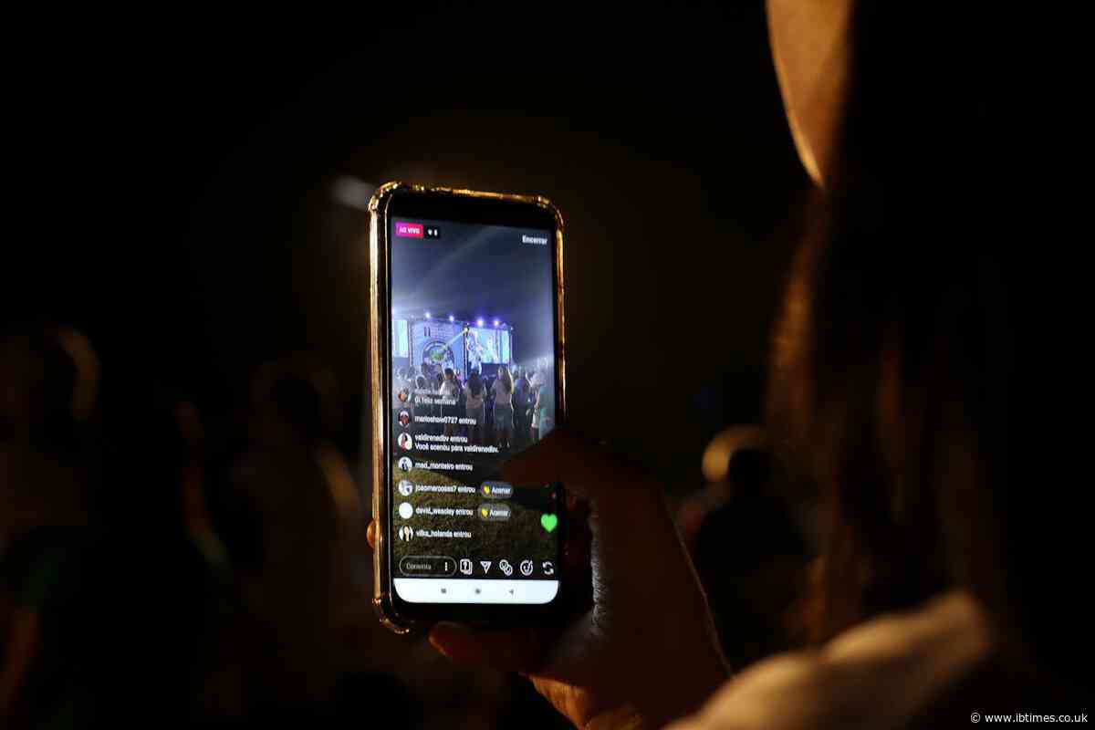 Chinese Scammer Boosts Livestream Views Using Thousands Of Phones, Extorts Millions in Yuan