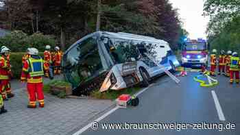 Verletzte nach Bus-Unglück: Linienbus in Graben gerutscht