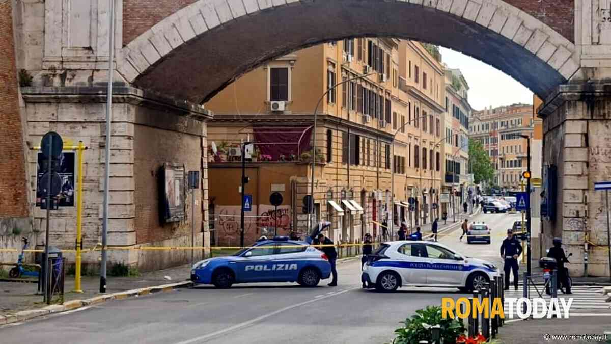 Roma, ragazzo di 21 anni precipita dal ponte e muore. Acquisite le telecamere di sorveglianza