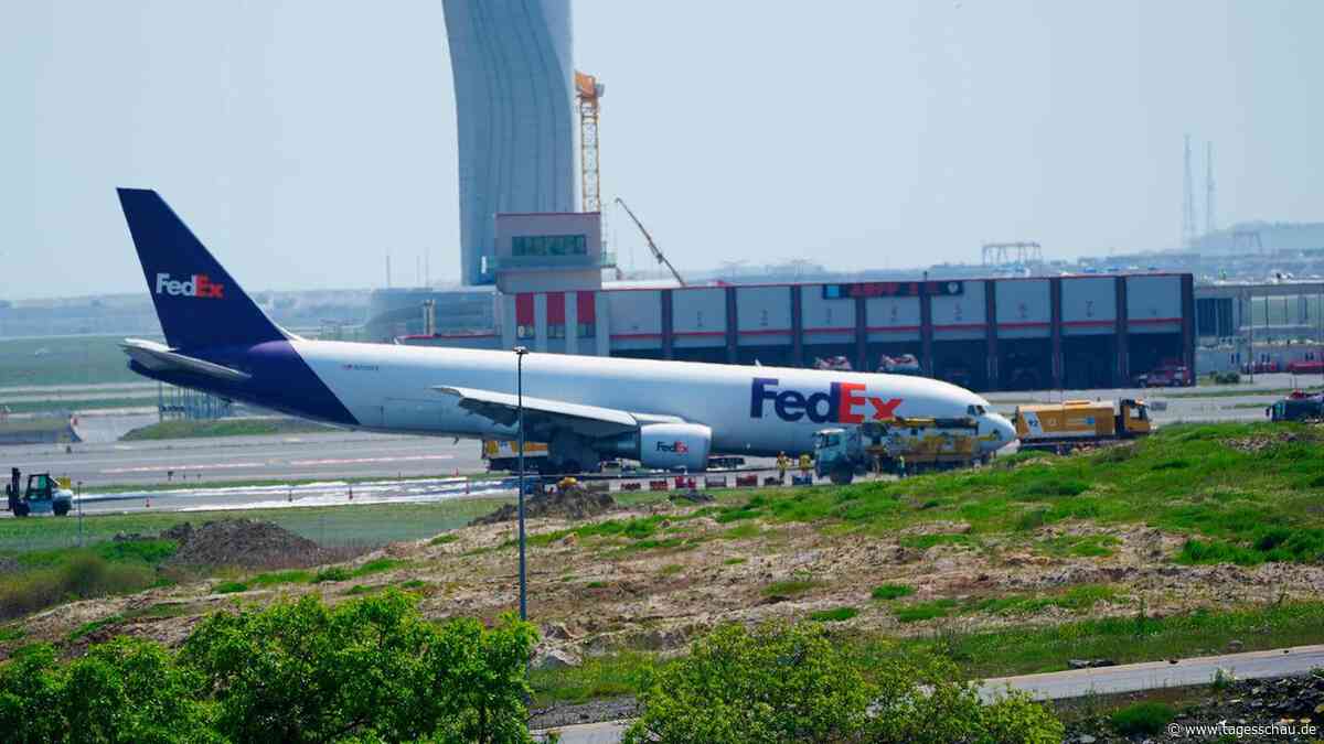 Boeing landet in Istanbul wegen Fahrwerksproblemen auf dem Rumpf