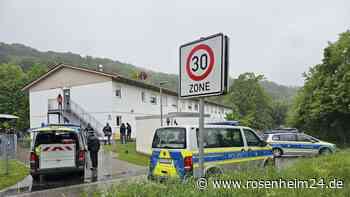 Aufruhr in Trostberger Gemeinschaftsunterkunft: Person mit Messer verursacht Polizeieinsatz