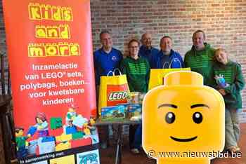 Legobeurs slaat handen in elkaar met Help Brandwonden Kids