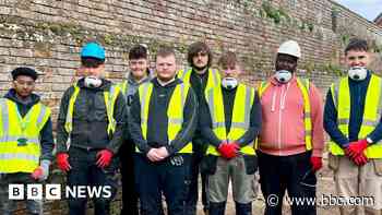 Bricklaying students help restore historic estate