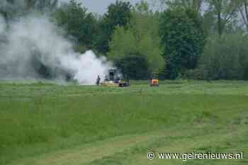 Tractor vliegt in brand in weiland