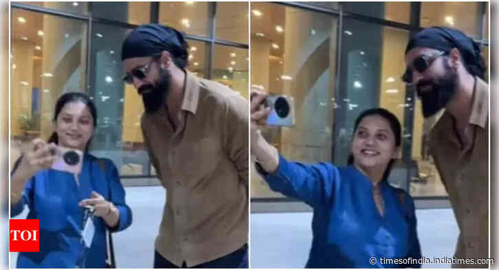 Vicky Kaushal's sweet selfie moment with a fan