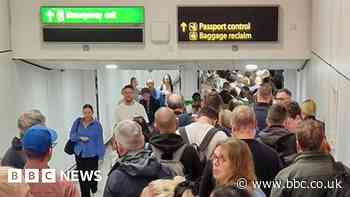E-gates back online after delays at UK airports