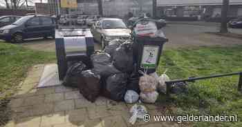 Bewoners zijn opgestapelde vuilniszakken voor de flat zat: ‘Er lopen hier ratten’