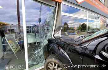 POL-PPWP: Auto kracht gegen Schaufenster
