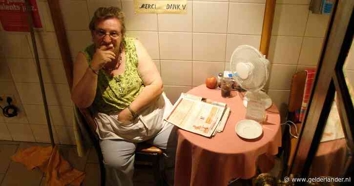Toiletjuffrouw (53) raakt na 6 jaar baan kwijt na ophef over 'fooi': 'Ze ontslaan mij voor 1 euro!’