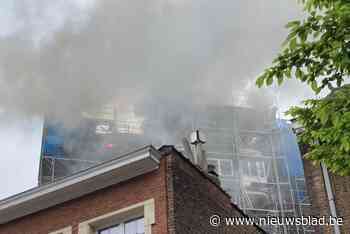 Geen gewonden bij dakbrand appartementsgebouw in Belliardstraat