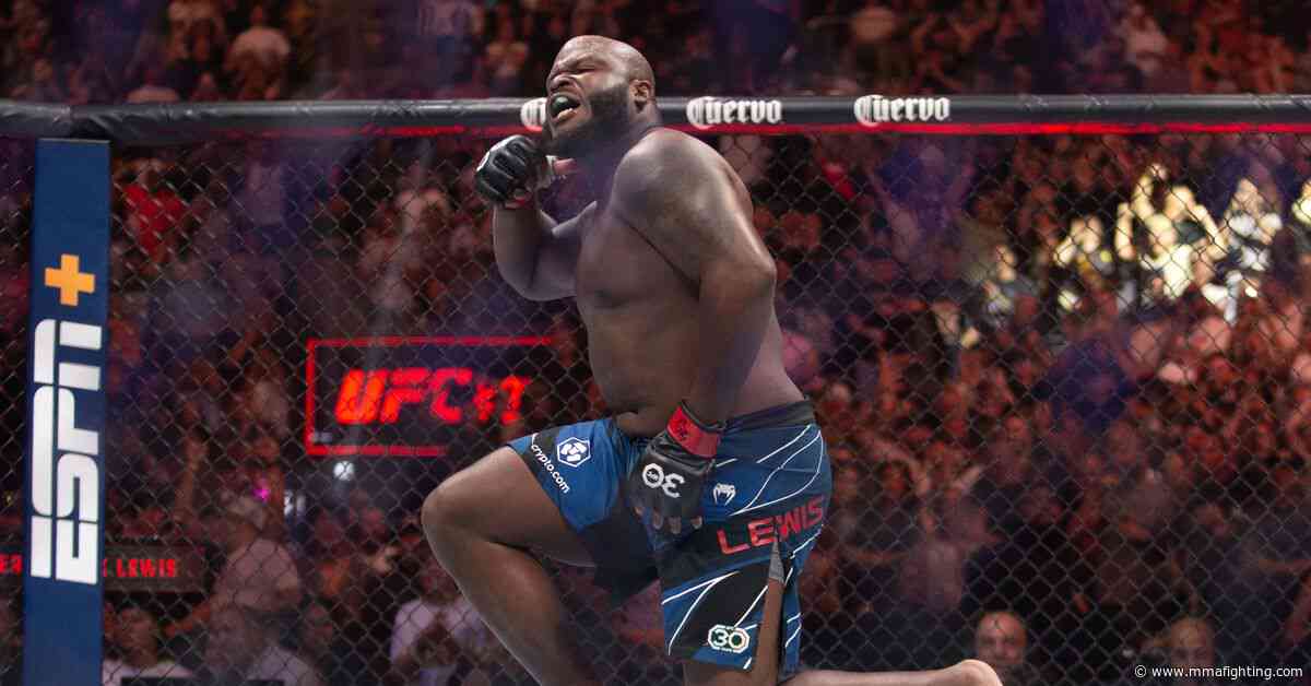 Derrick Lewis redeems himself with first pitch at Cardinals game
